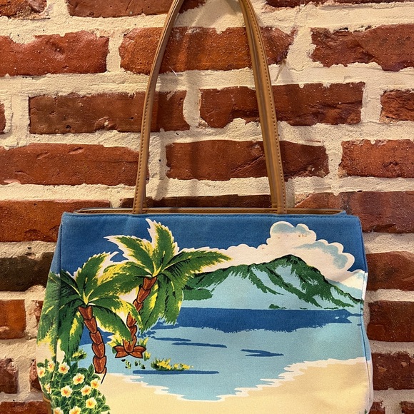 Bueno Hawaiian Print Shoulder Bag - Picture 2 of 4